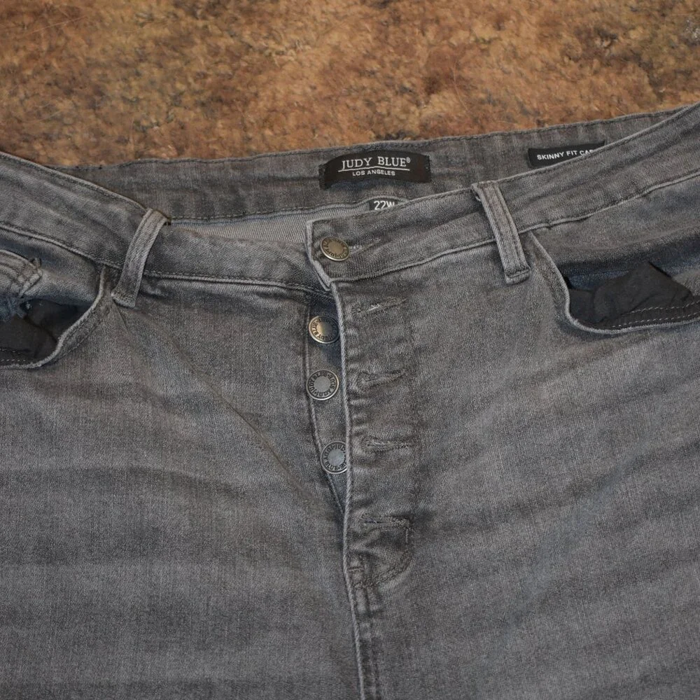 Judy Blue Capri - Picture 2 of 4